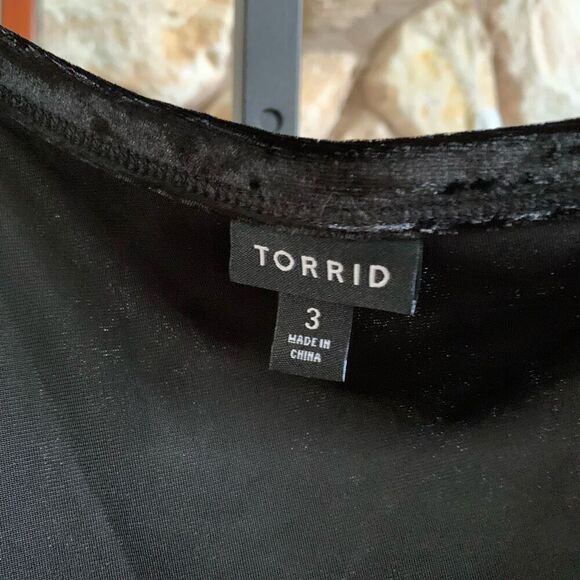 Torrid women’s plus velour one shoulder/ off shoulder top - Picture 3 of 10